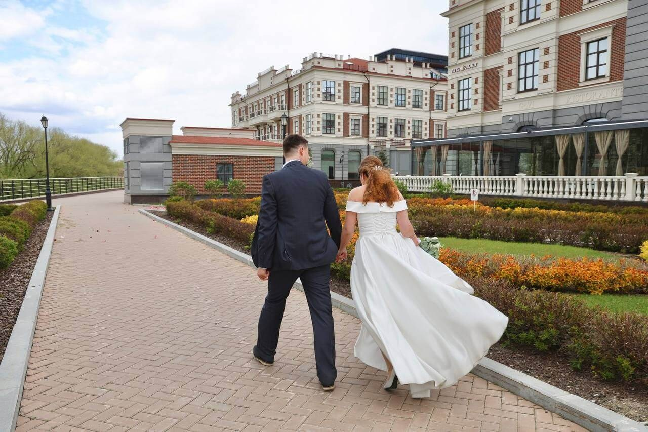 Как выбрать свадебного фотографа в Екатеринбурге? Будет ли это профессионал?  Умеет ли он общаться и получится ли сделать хорошие кадры?