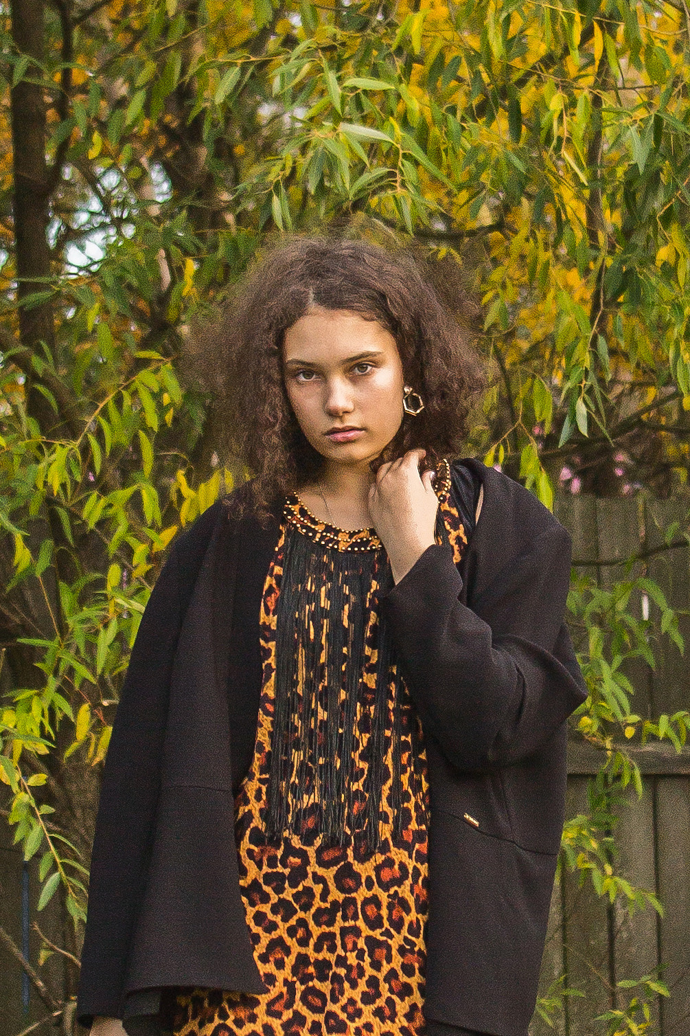 Красивая кудрявая девушка модель осенней желтой листвой