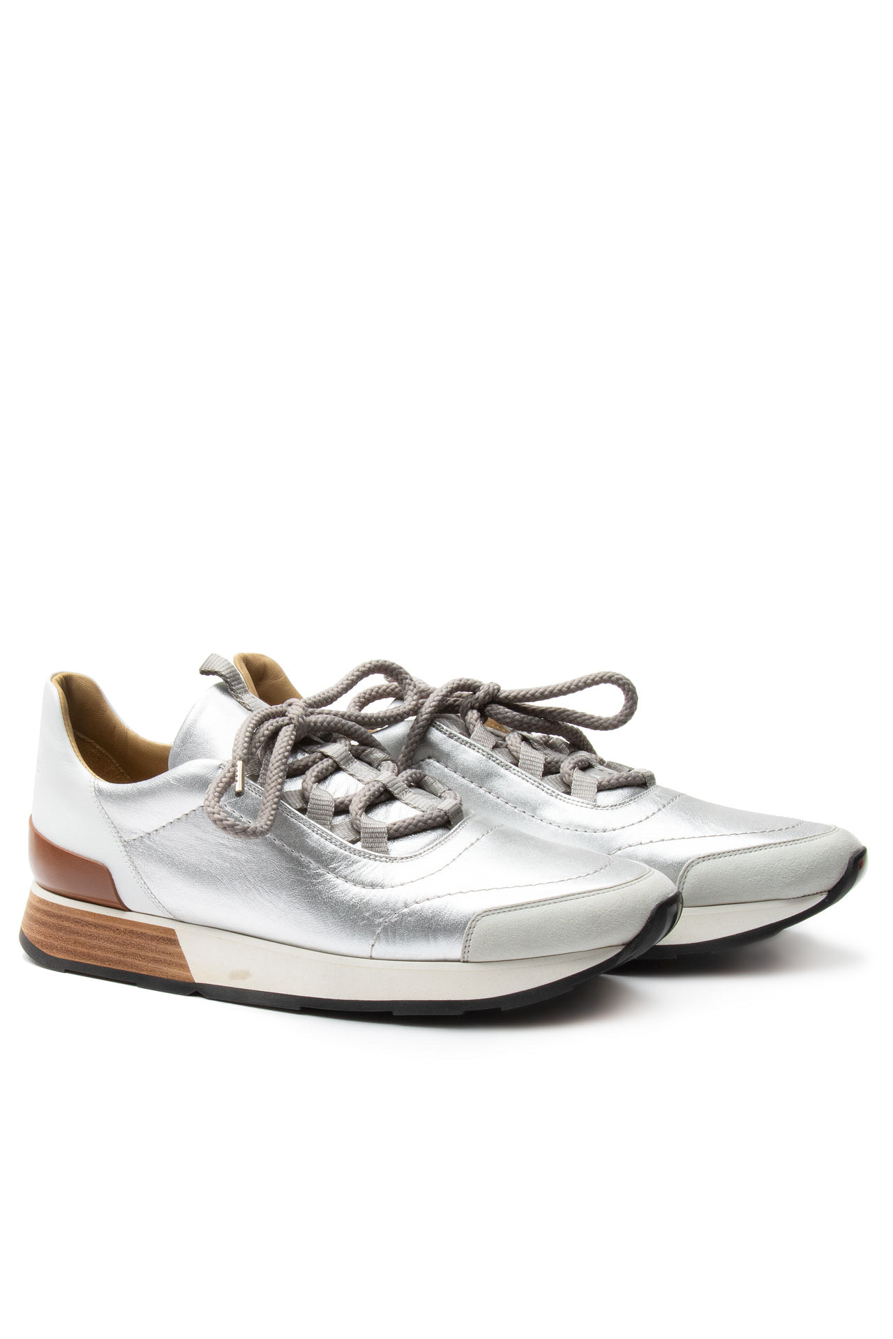 Съемка серебристых красовок на продажу в обувном магазине