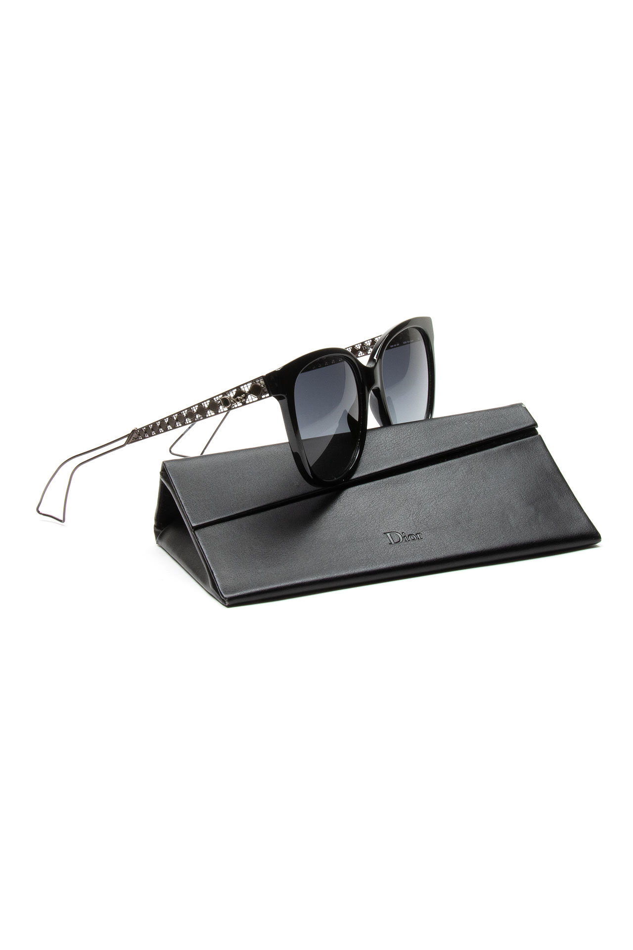  Съемка очков в футляре на белом фоне для сайта