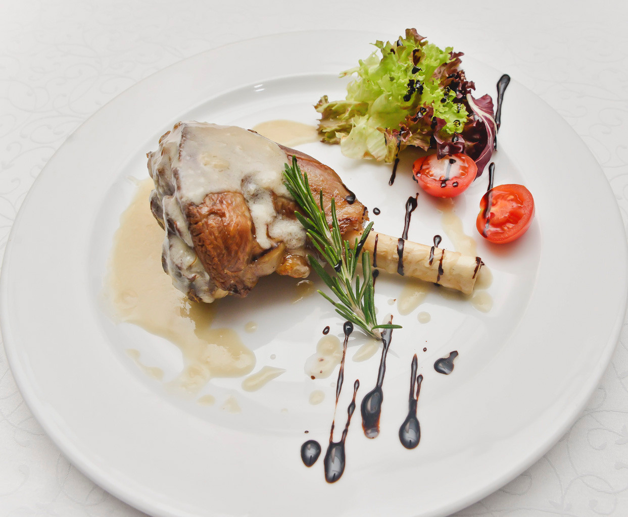 Food съемка ресторанной еды с красивой подачей блюда