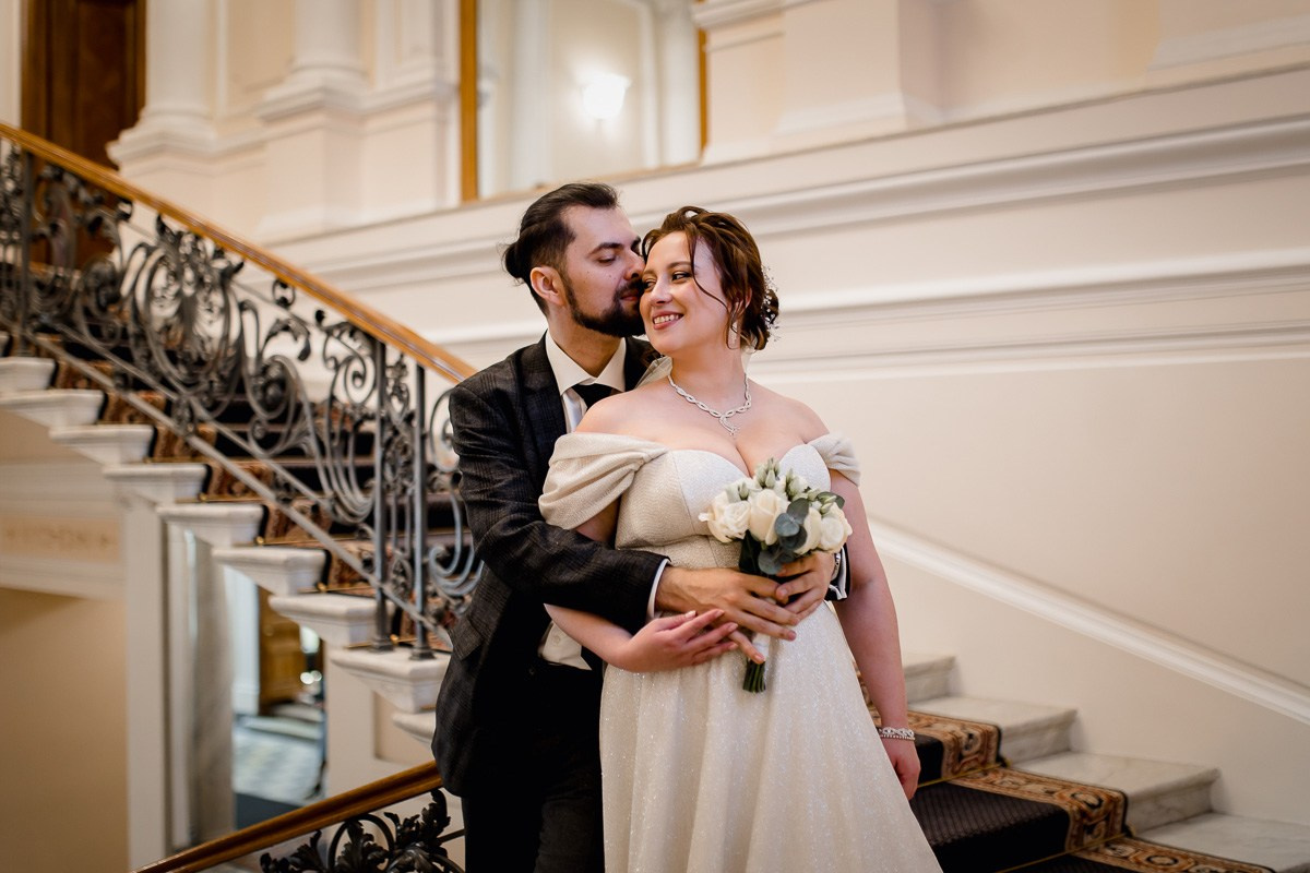 Жених и невеста на лестнице в ЗАГСе на фурштатской СПб.