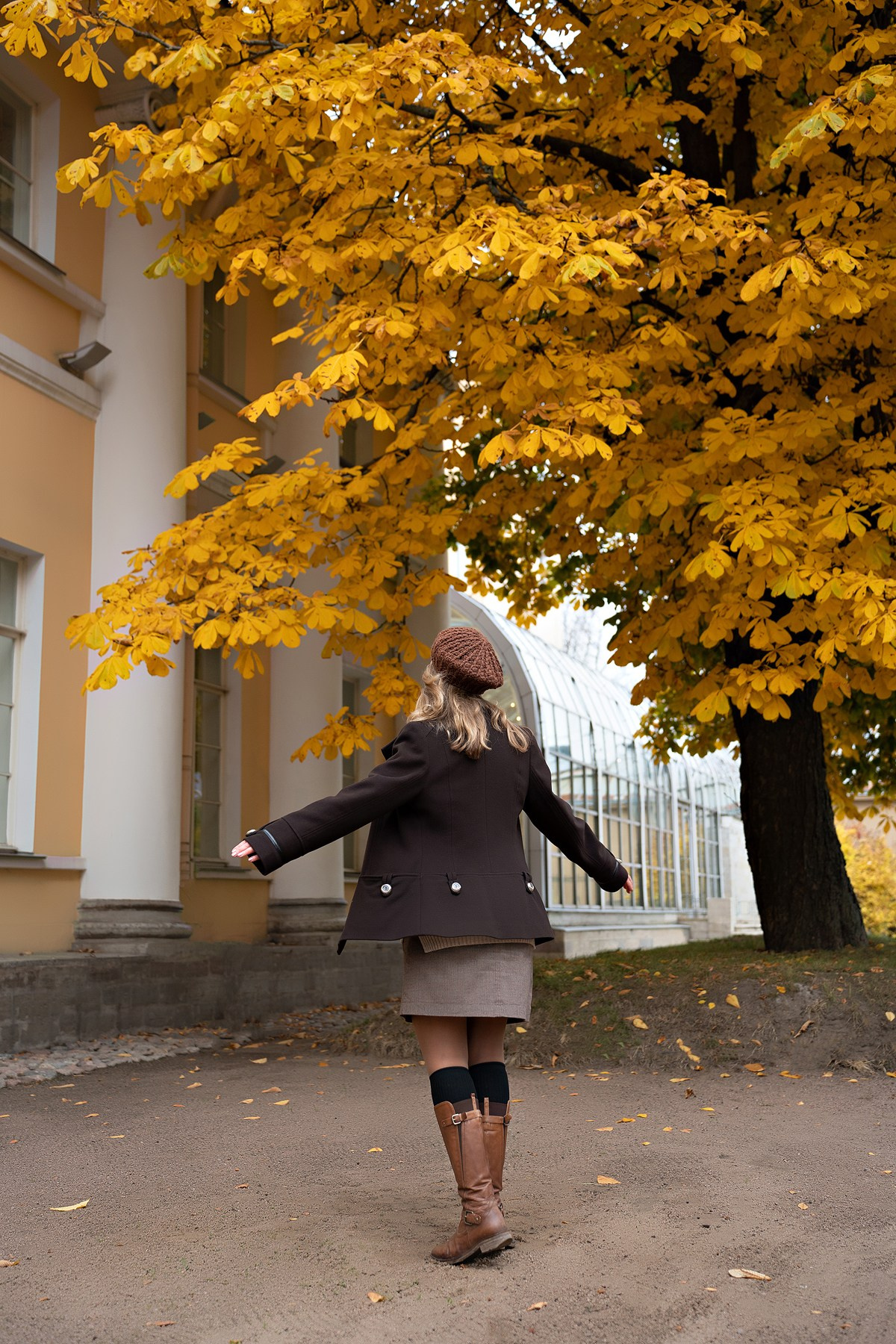 Кистью и листьями. Художник Анна Пятковская. Фотограф Мария Ковкова