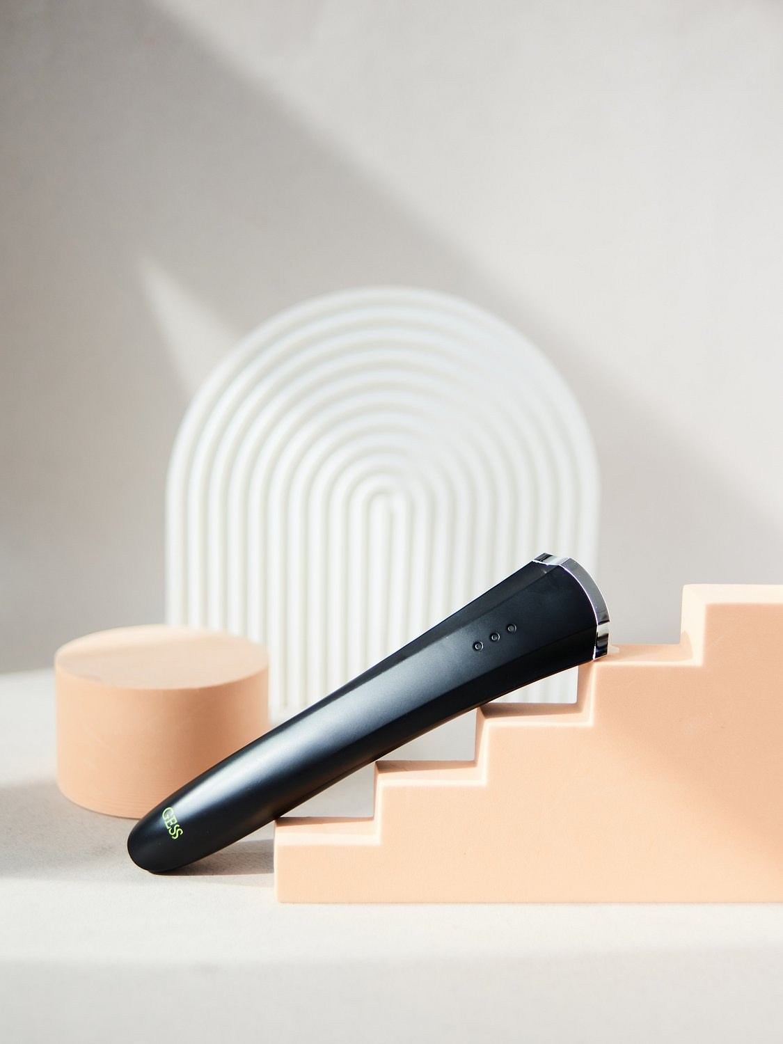 Предметная съемка: массажеры для лица. Портретный фотограф в Санкт-Петербурге