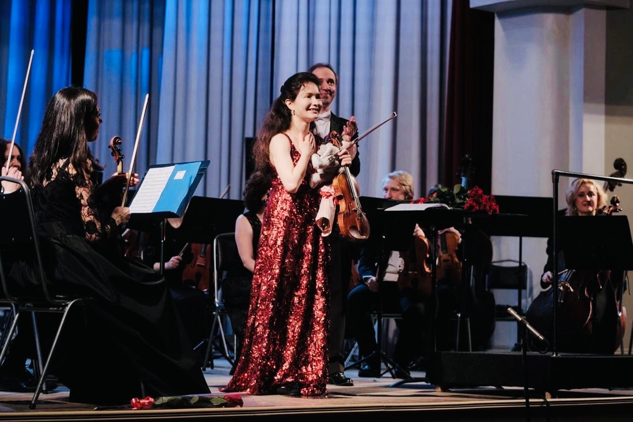 На сцене. Скрипачка Анна Савкина