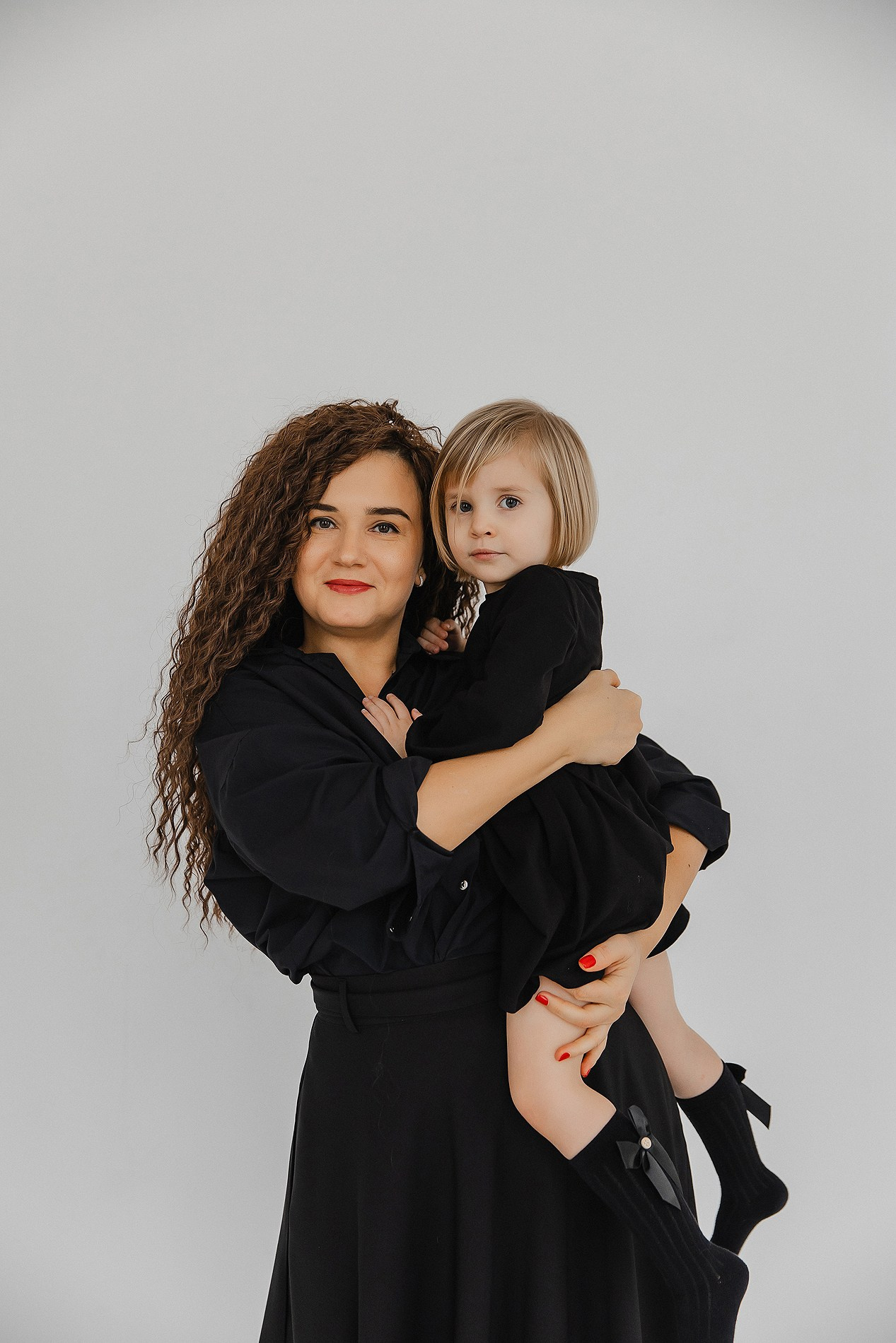 Семейная фотосессия на белом фоне. Фотограф Олеся Жомер