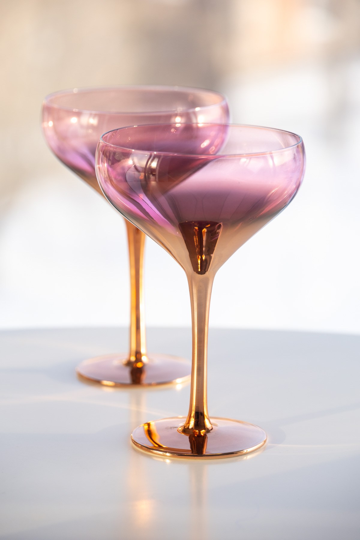 Два бокала с розовой чашей и позолоченной ножкой | Фото для каталога посуды