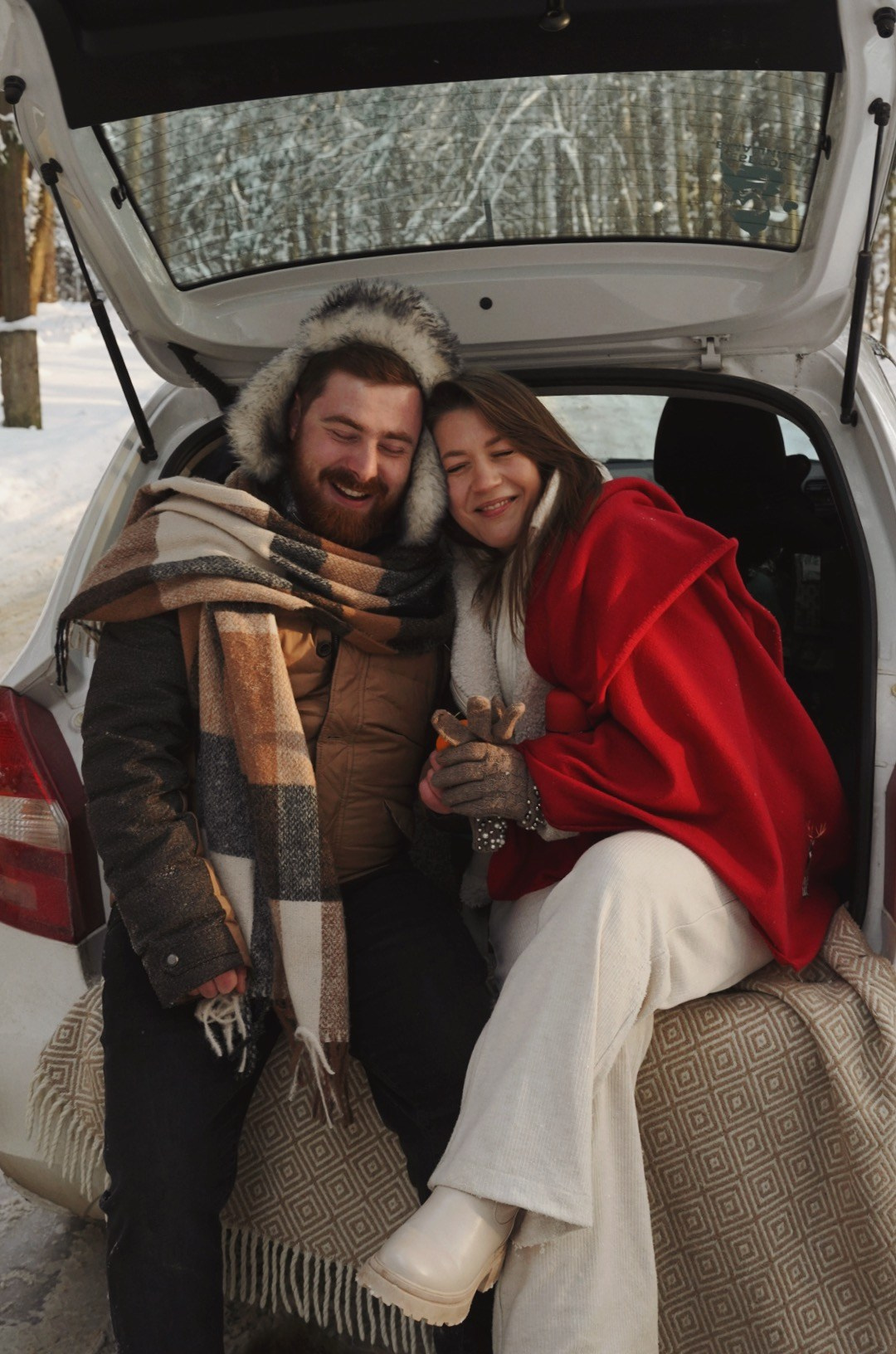 Love Story в зимнем лесу: Даша и Ника. Событийный фотограф Анна Курникова