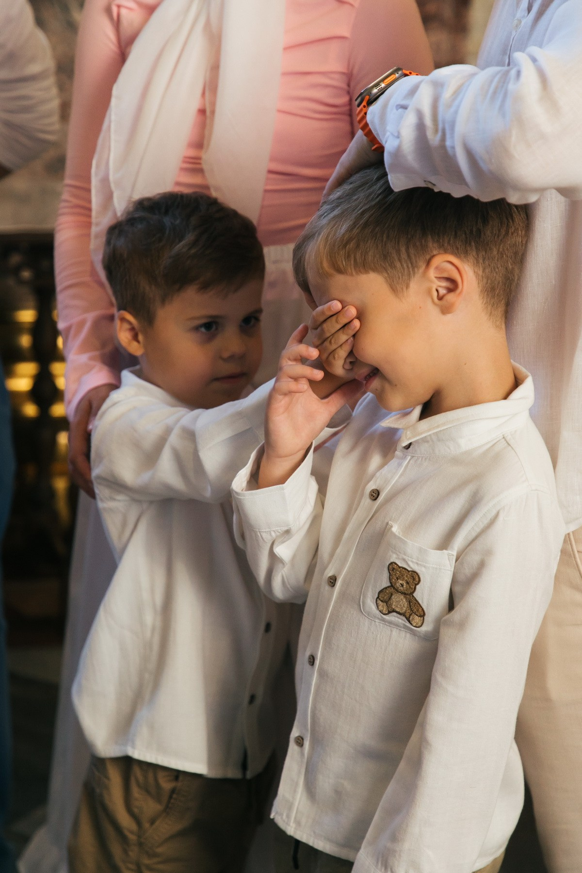 Индивидуальное крещение в Исаакиевском соборе двух братишек. Где лучше креститься в СПб. Лучшие храмы для крещения. Фотограф Денис Дорфф, фотосъемка крещений и венчаний.