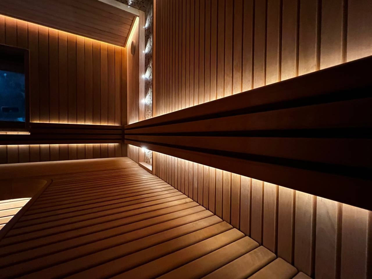Роскошная парная на берегу Пионерского озера. Благородная термоольха, ароматный можжевельник и теплая подсветка дарят незабываемую атмосферу. SaunaTopMasters