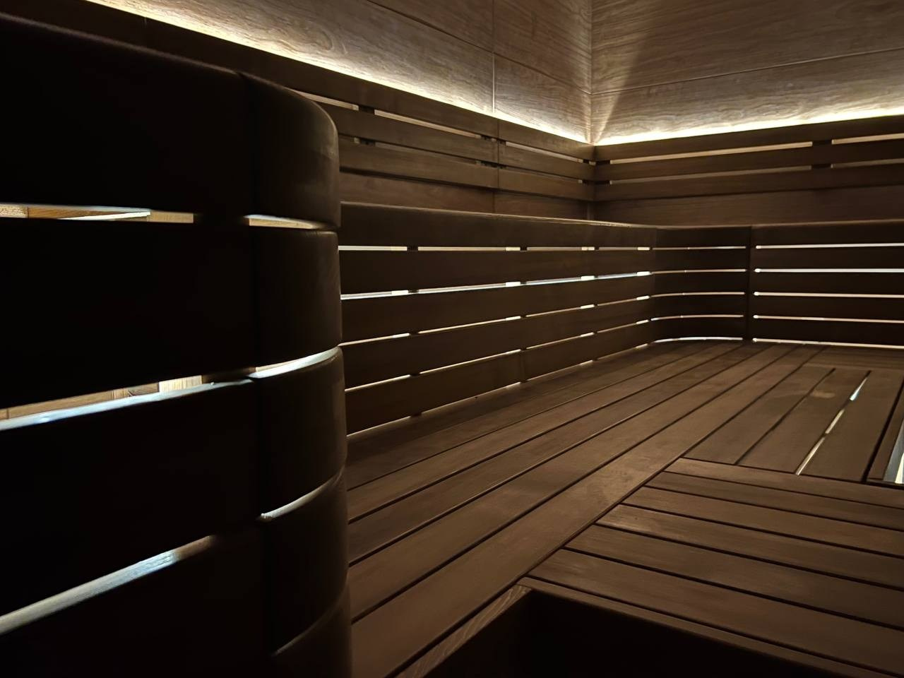 Парная для жителей дома на Крестовском. Уникальный проект, не имеющий аналогов. Панели в на стенах и потолке, канадский кедр, огромный EOS. SaunaTopMasters