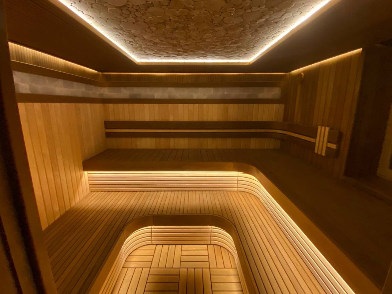 Сауна в Никольском полностью выполнена из тёплой термоольхи и наполнена природной силой можжевельника, белого кварцита и гималайской соли. SaunaTopMasters