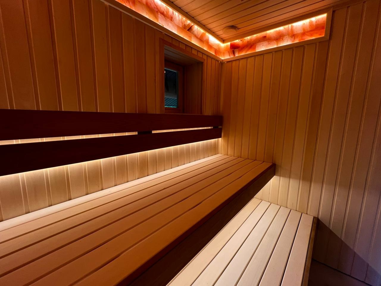 Уютная сауна на берегу реки Сясь в Теребуне: липа, тёплая термоольха и волшебный свет гималайской соли под потолком. SaunaTopMasters