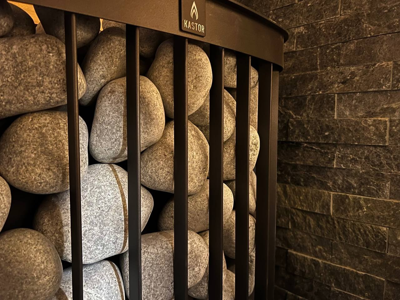 Парная в Лиикола Клаб на базе мощной печи Kastor. Отделка выполнена из брашированной доски Шале и термоольхи. SaunaTopMasters