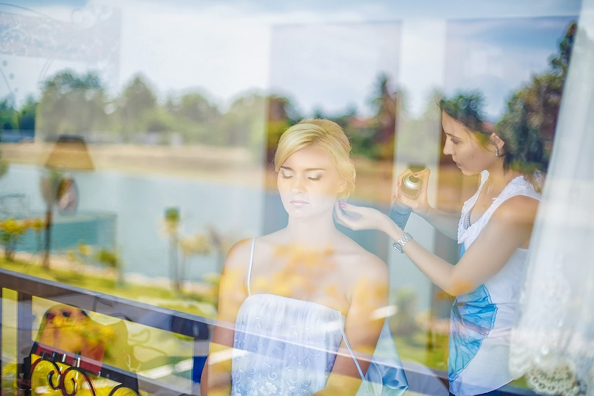 утро сборы невесты свадебная фотосессия свадебный фотограф Красноярск цена заказать забронировать фотосъёмка идея место пример фото позы образ для свадебной фотопрогулки ведущий на свадьбу тамада визажист макияж прическа невесты свадебное платье костюм жениха стилист  