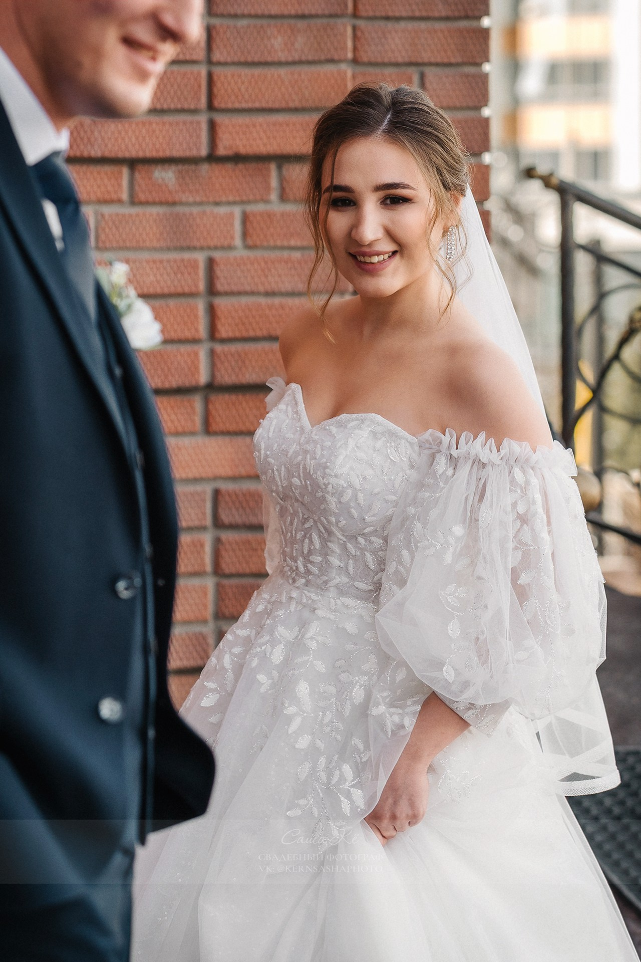 Фотограф на свадьбу с опытом и портфолио, готовый к любым локациям в Новосибирске. Забронируйте услугу заранее, чтобы уверенно встретить день и получить лучшие кадры.