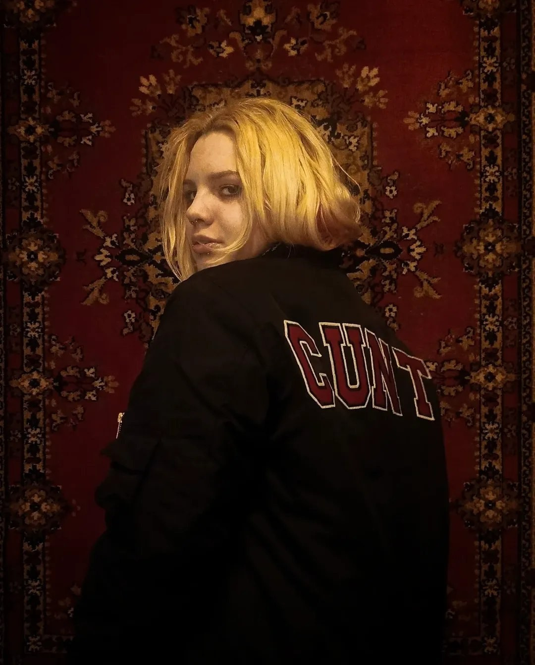 надпись на курточке cunt - заказать бомбер/куртку на сайте katya slayer