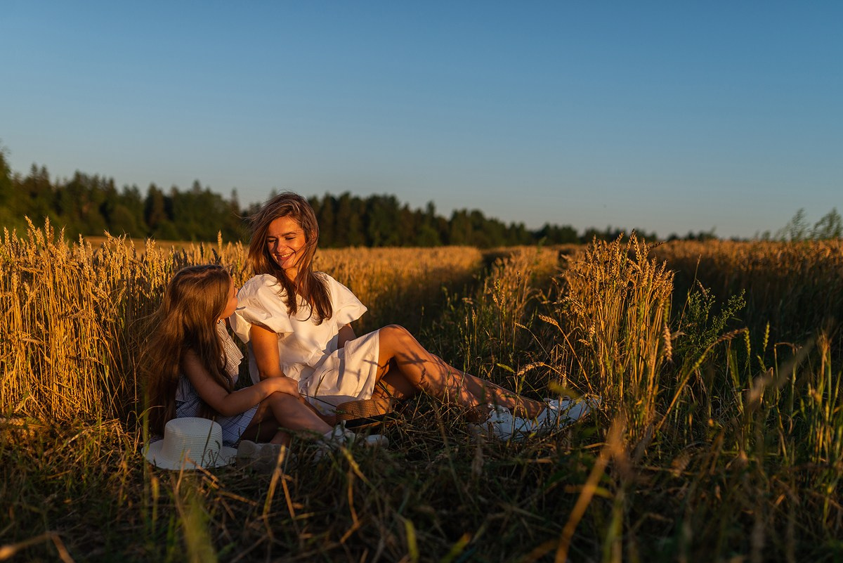 Поле, закат и наши улыбки. Фотограф Мария Ковкова