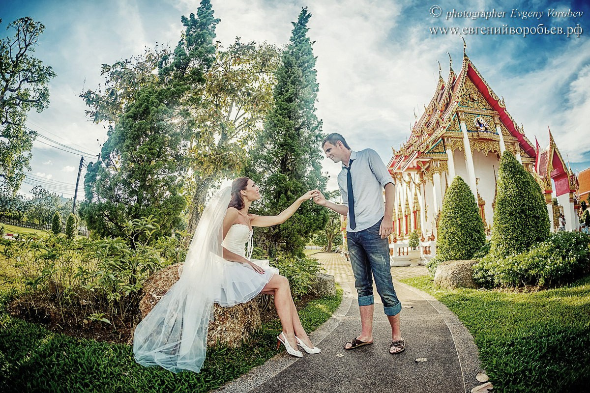Свадебная фотосессия Пхукет фотограф  Буддистский храм невеста платье жених романтическая фотосъёмка море Ката Карон Найхарн Патонг Найхарн Сурин море счастье радость идея место образ пример фото позы для фотосессии Phuket Naiharn Kata Karon Patong Surin 
