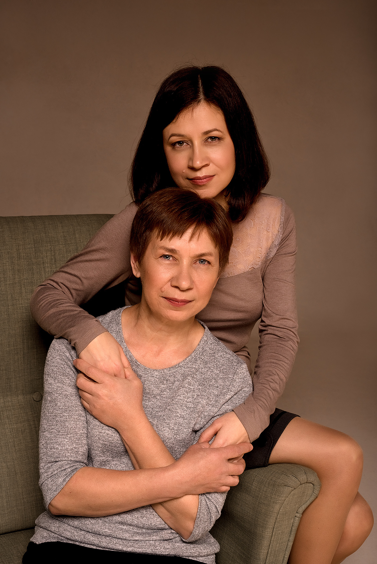 Фотосессия в циклораме. Дочка, мама и бабушка. Фотограф Юлия Кондратьева