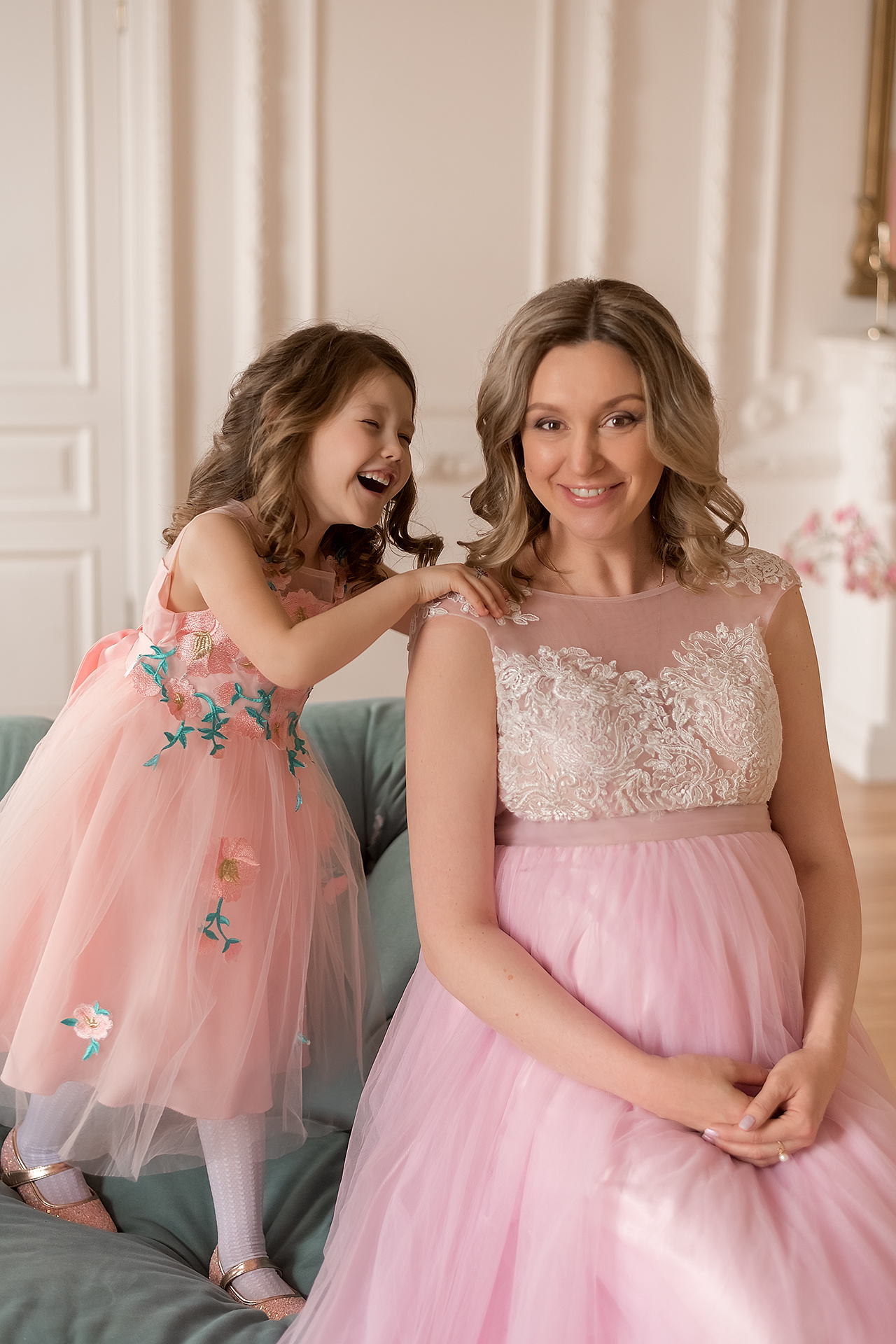 Семейная фотосессия в студии Санкт-Петербурга. Фотограф Юлия Кондратьева