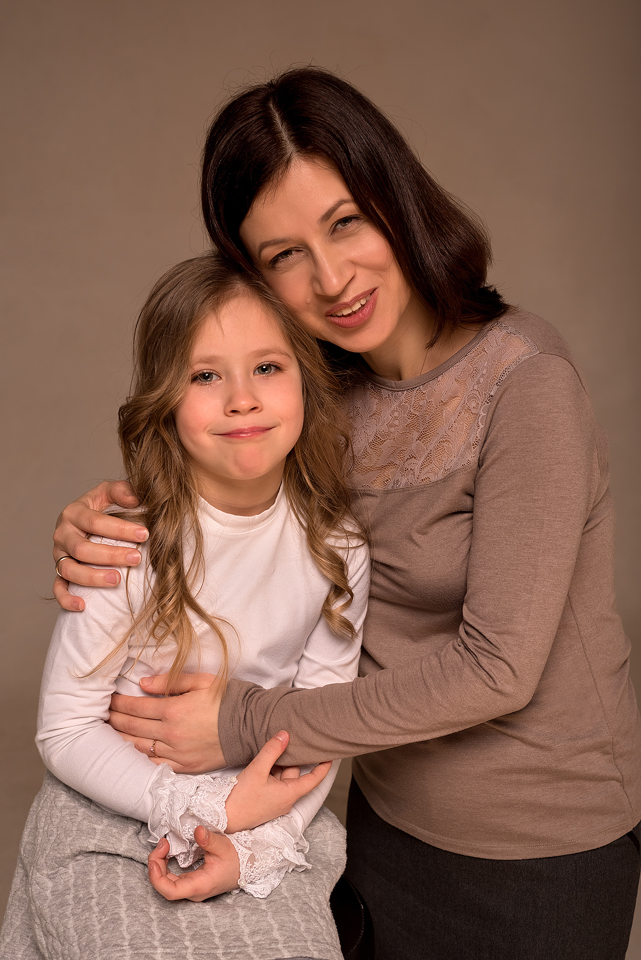 Фотосессия в циклораме. Дочка, мама и бабушка. Фотограф Юлия Кондратьева