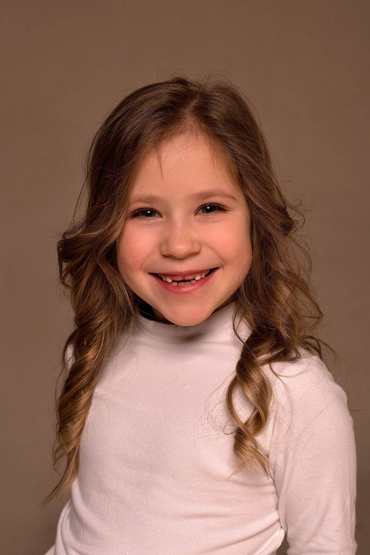 Фотосессия в циклораме. Дочка, мама и бабушка. Фотограф Юлия Кондратьева