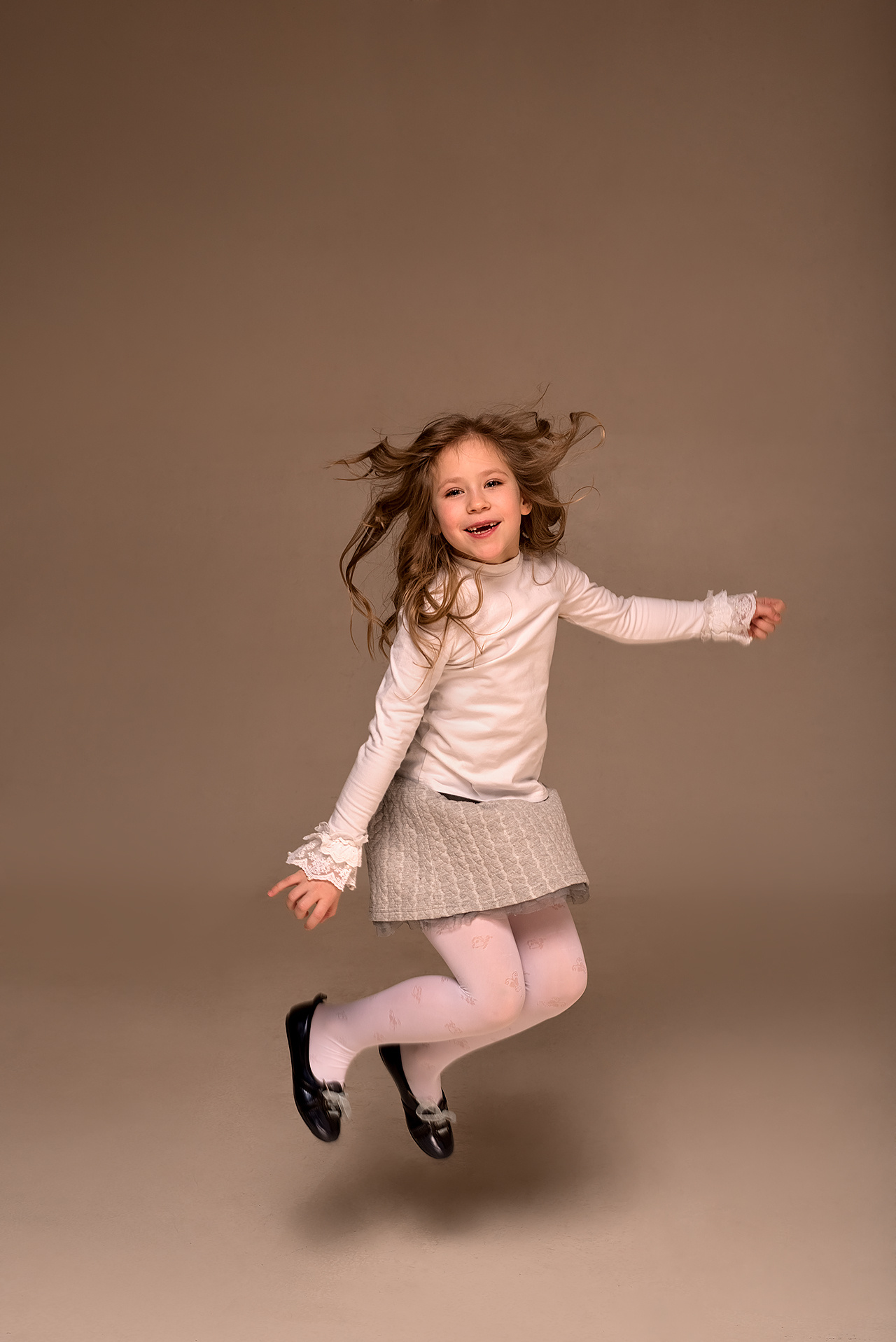 Фотосессия в циклораме. Дочка, мама и бабушка. Фотограф Юлия Кондратьева