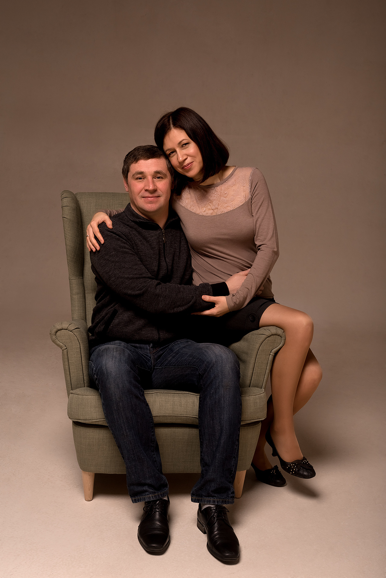 Фотосессия в циклораме. Дочка, мама и бабушка. Фотограф Юлия Кондратьева