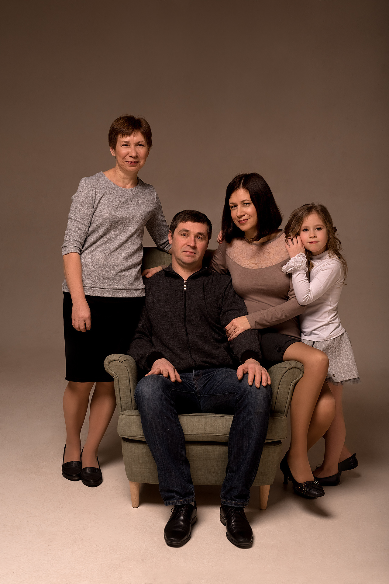 Фотосессия в циклораме. Дочка, мама и бабушка. Фотограф Юлия Кондратьева