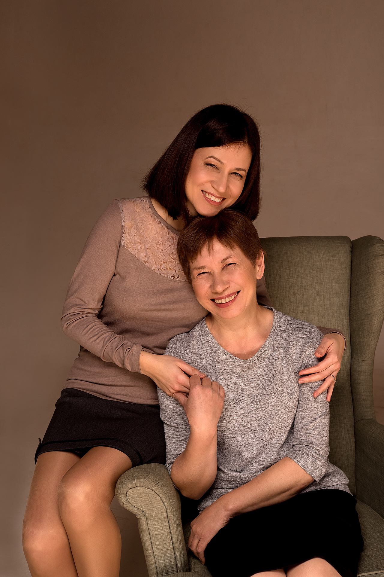 Фотосессия в циклораме. Дочка, мама и бабушка. Фотограф Юлия Кондратьева