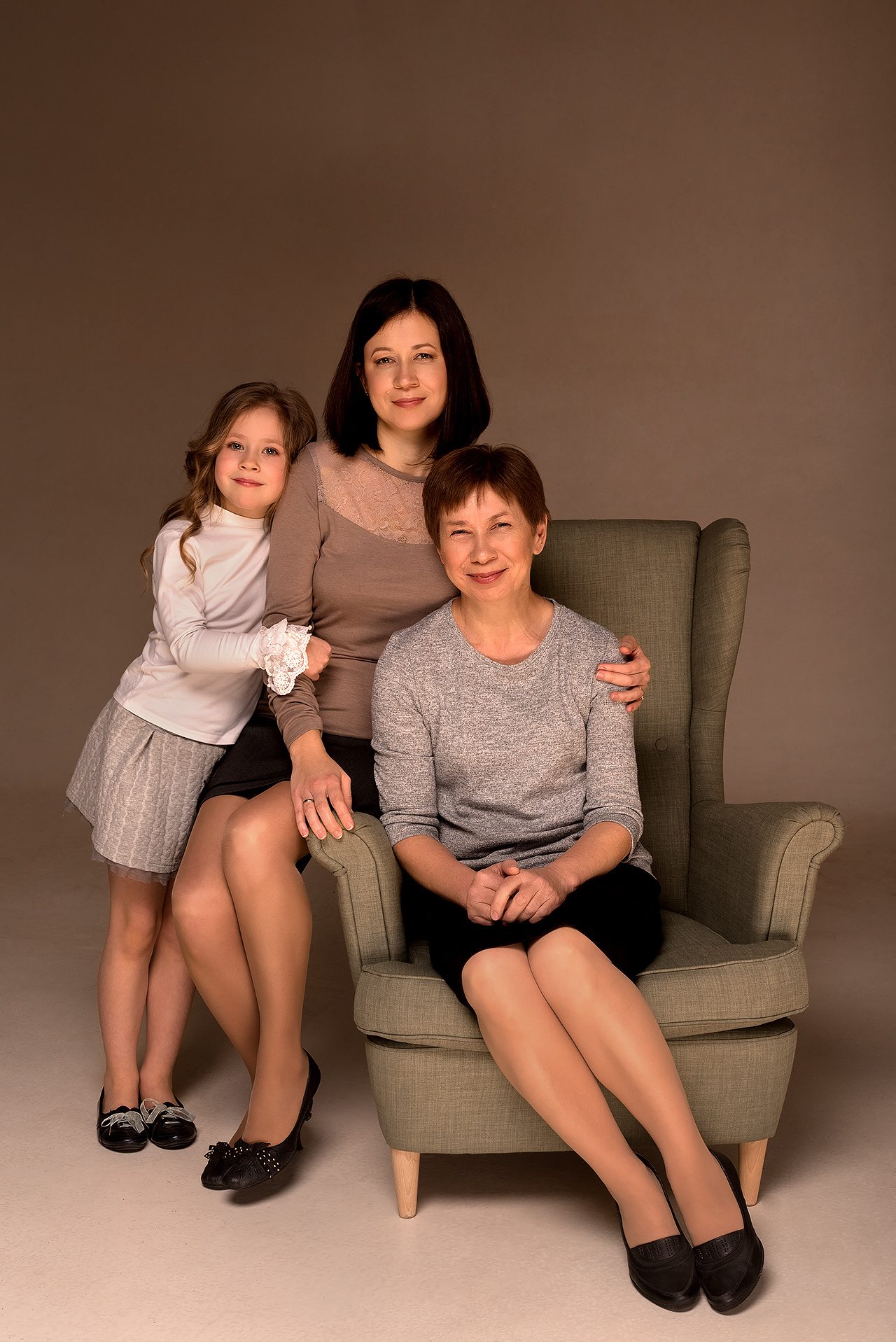 Фотосессия в циклораме. Дочка, мама и бабушка. Фотограф Юлия Кондратьева