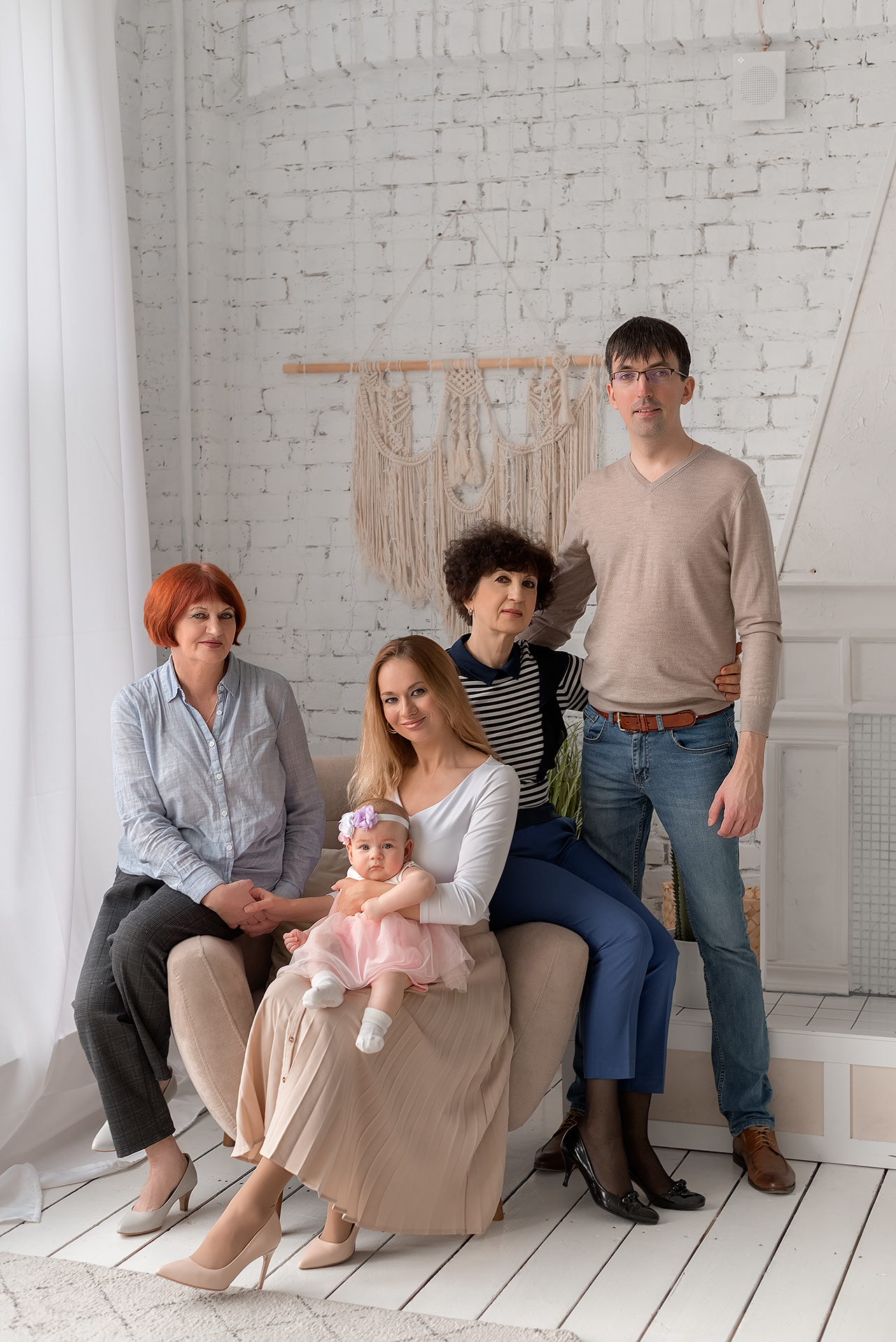 Семейная фотосессия в студии Санкт-Петербурга. Фотограф Юлия Кондратьева