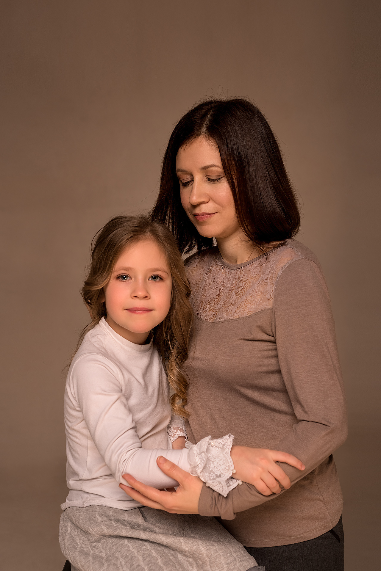 Фотосессия в циклораме. Дочка, мама и бабушка. Фотограф Юлия Кондратьева