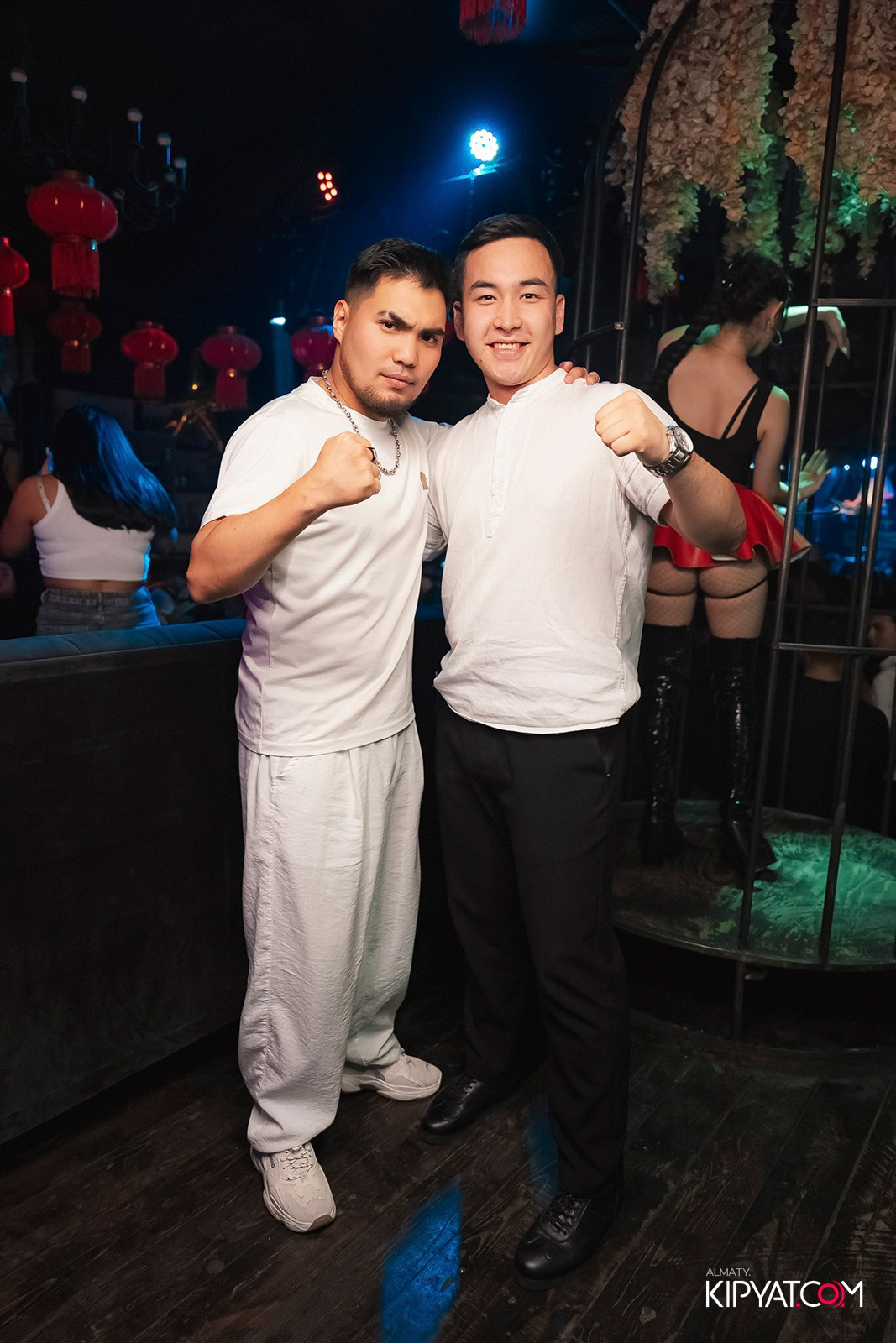 UYAT ЕМES BAR. КИПЯТКОМ АЛМАТЫ!