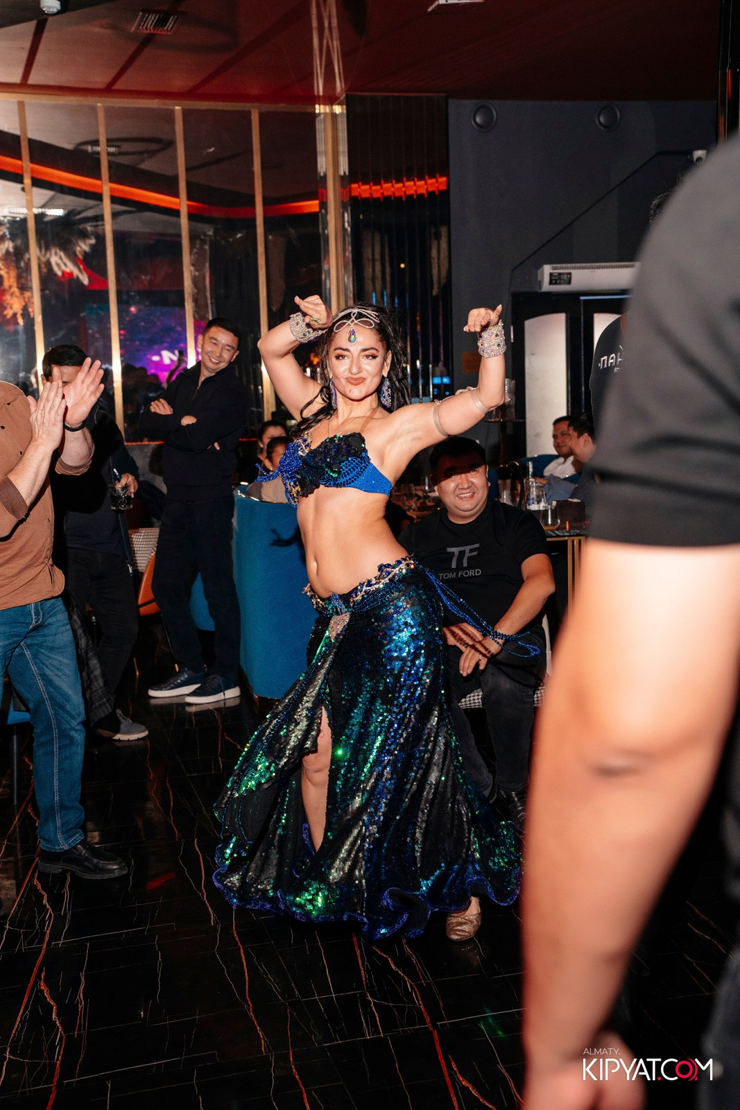 БАР ПАНАЕХАЛИ НА ТОЛЕ БИ. КИПЯТКОМ АЛМАТЫ!