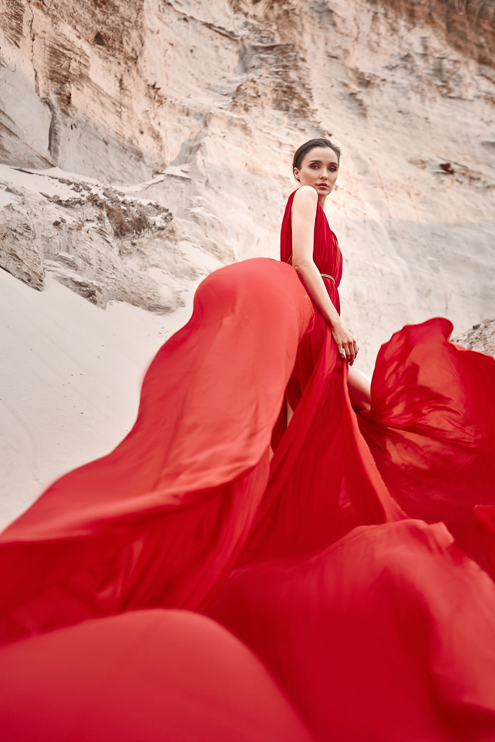 Съемка в пустыне в красном платье. Главная