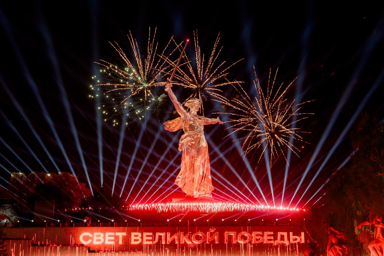 Свет Великой Победы. Волгоград, Мамаев Курган, 2025 г. 7 мая, в честь праздника 9 мая. Фотограф в Волгограде и Волжском Александр Горбань