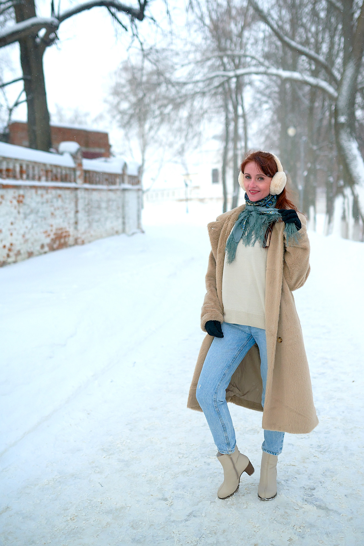 Девушка в голубых джинсах и зимнем пальто,на зимней фотосессии в городе Владимир. Фотограф Крышковец Владимир