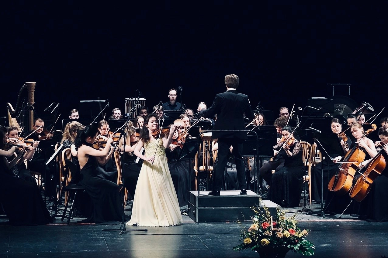 На сцене. Скрипачка Анна Савкина