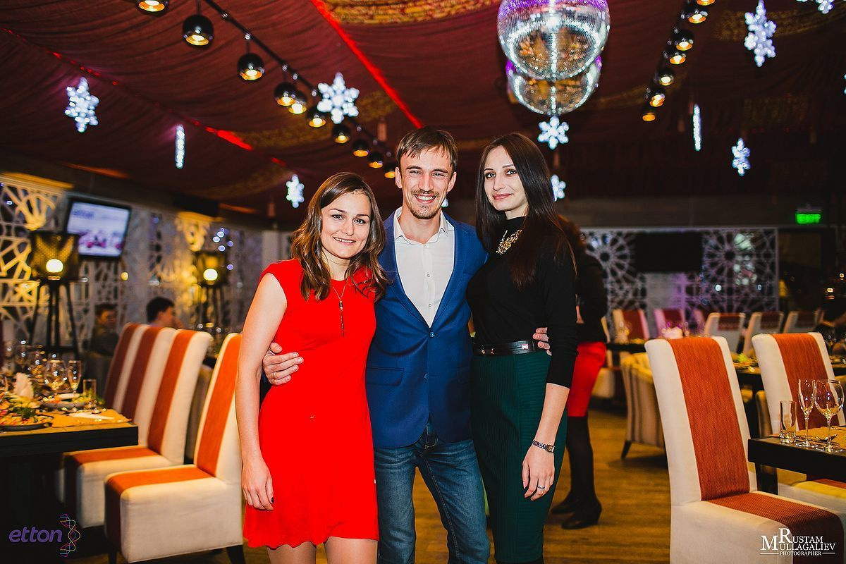 Профессиональный свадебный и семейный фотограф Муллагалиев Рустам, тел.: 89050383257 По мимо свадебной фотосъемки и никахов я так же фотографирую корпоративы, новогодние вечеринки, дни рождения, детские праздники. Занимаюсь так же фотосъемкой юбилеев, мероприятий на открытом воздухе от крупных компаний. Открытие магазинов, торговых центров. 