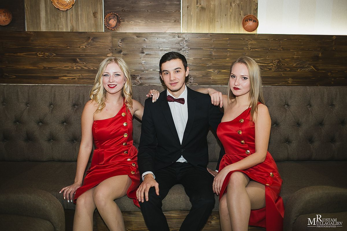 Профессиональный свадебный и семейный фотограф Муллагалиев Рустам, тел.: 89050383257 По мимо свадебной фотосъемки и никахов я так же фотографирую корпоративы, новогодние вечеринки, дни рождения, детские праздники. Занимаюсь так же фотосъемкой юбилеев, мероприятий на открытом воздухе от крупных компаний. Открытие магазинов, торговых центров. 