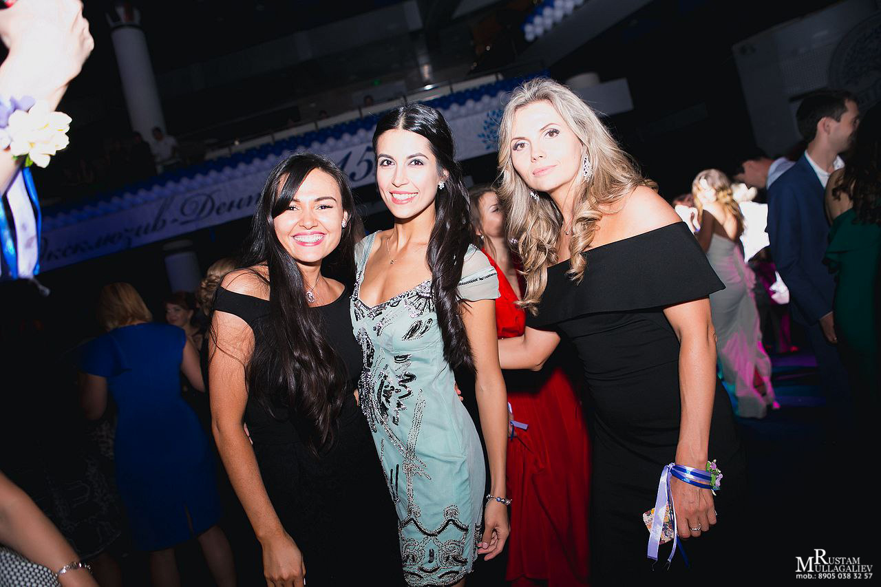 Профессиональный свадебный и семейный фотограф Муллагалиев Рустам, тел.: 89050383257 По мимо свадебной фотосъемки и никахов я так же фотографирую корпоративы, новогодние вечеринки, дни рождения, детские праздники. Занимаюсь так же фотосъемкой юбилеев, мероприятий на открытом воздухе от крупных компаний. Открытие магазинов, торговых центров. 