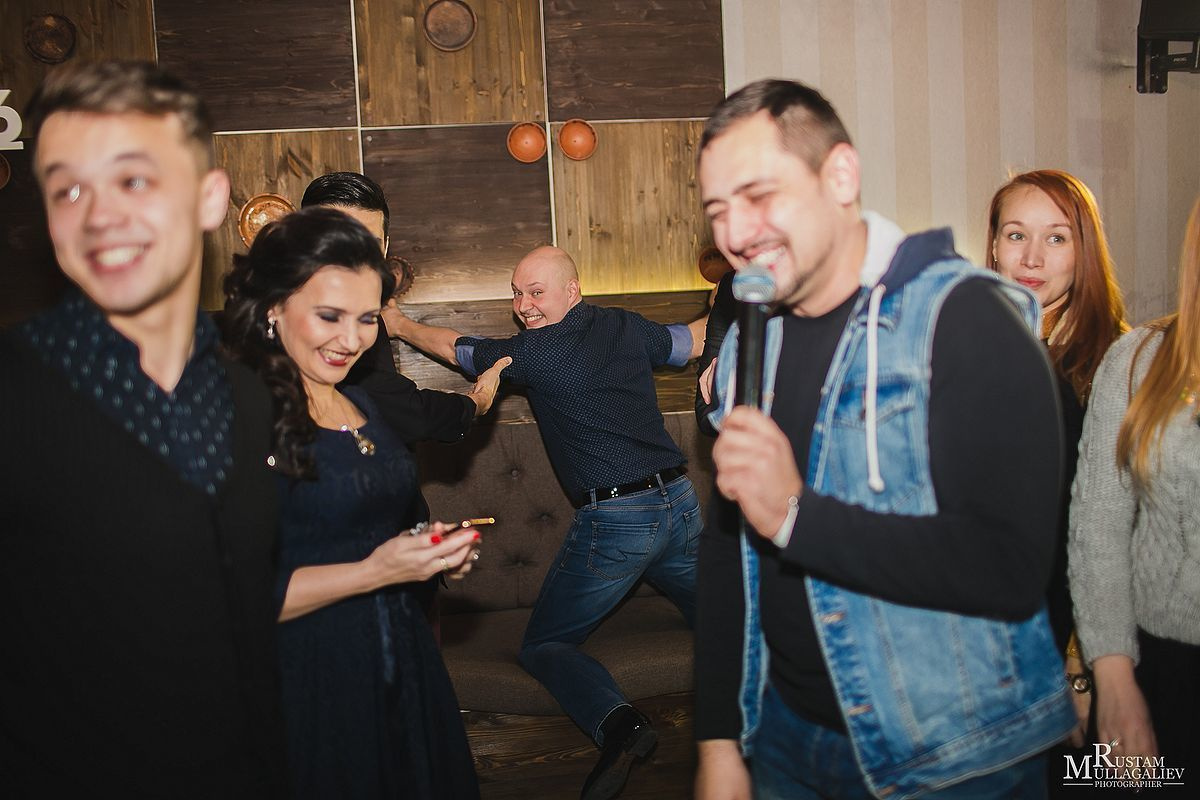 Профессиональный свадебный и семейный фотограф Муллагалиев Рустам, тел.: 89050383257 По мимо свадебной фотосъемки и никахов я так же фотографирую корпоративы, новогодние вечеринки, дни рождения, детские праздники. Занимаюсь так же фотосъемкой юбилеев, мероприятий на открытом воздухе от крупных компаний. Открытие магазинов, торговых центров. 