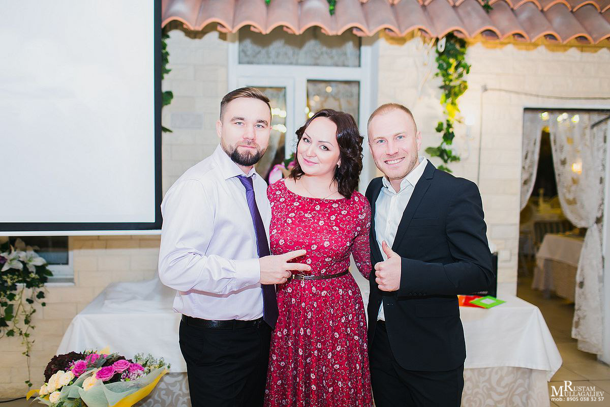 Профессиональный свадебный и семейный фотограф Муллагалиев Рустам, тел.: 89050383257 По мимо свадебной фотосъемки и никахов я так же фотографирую корпоративы, новогодние вечеринки, дни рождения, детские праздники. Занимаюсь так же фотосъемкой юбилеев, мероприятий на открытом воздухе от крупных компаний. Открытие магазинов, торговых центров. 