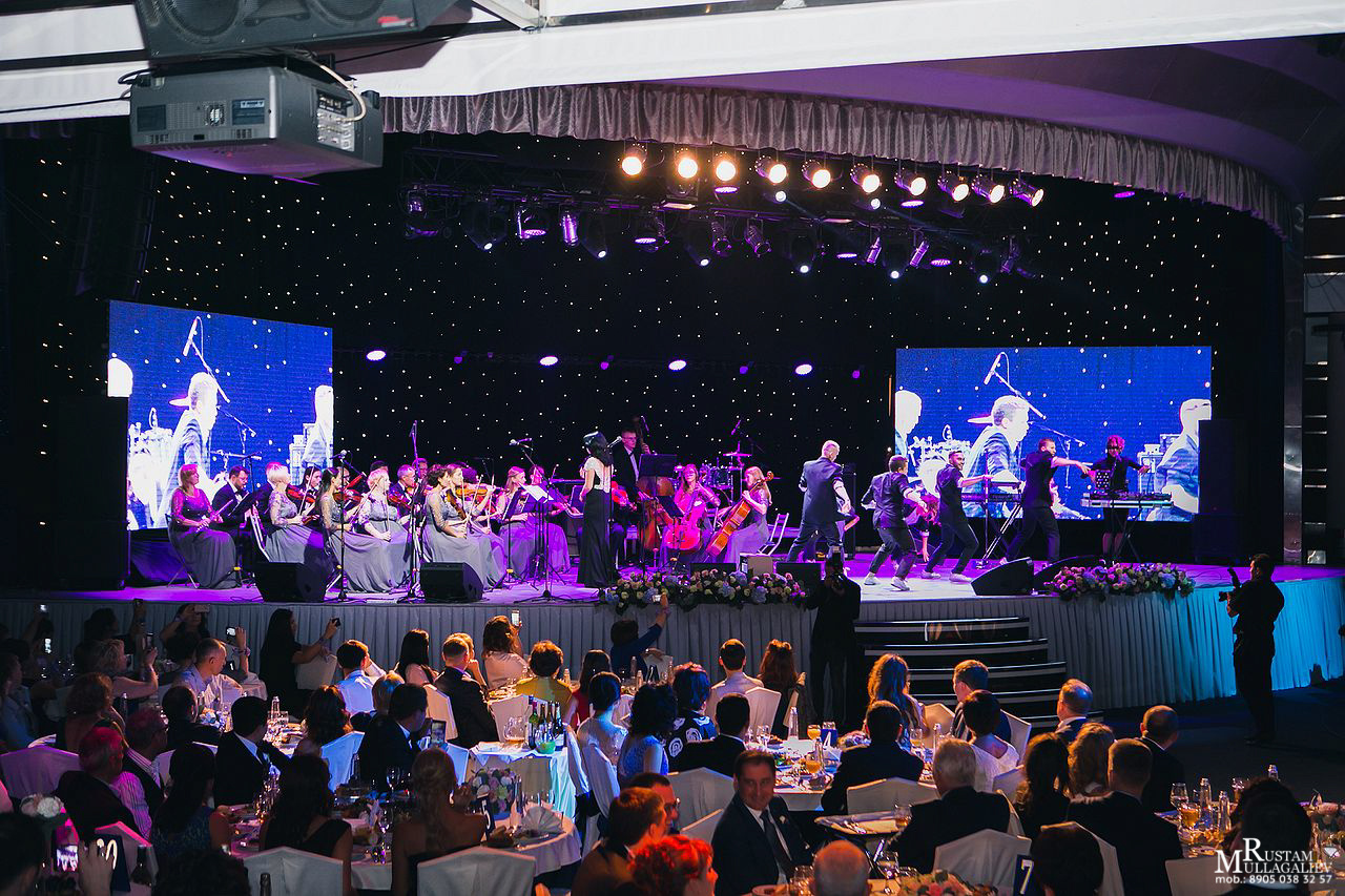 Профессиональный свадебный и семейный фотограф Муллагалиев Рустам, тел.: 89050383257 По мимо свадебной фотосъемки и никахов я так же фотографирую корпоративы, новогодние вечеринки, дни рождения, детские праздники. Занимаюсь так же фотосъемкой юбилеев, мероприятий на открытом воздухе от крупных компаний. Открытие магазинов, торговых центров. 