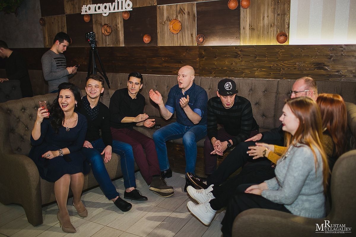 Профессиональный свадебный и семейный фотограф Муллагалиев Рустам, тел.: 89050383257 По мимо свадебной фотосъемки и никахов я так же фотографирую корпоративы, новогодние вечеринки, дни рождения, детские праздники. Занимаюсь так же фотосъемкой юбилеев, мероприятий на открытом воздухе от крупных компаний. Открытие магазинов, торговых центров. 