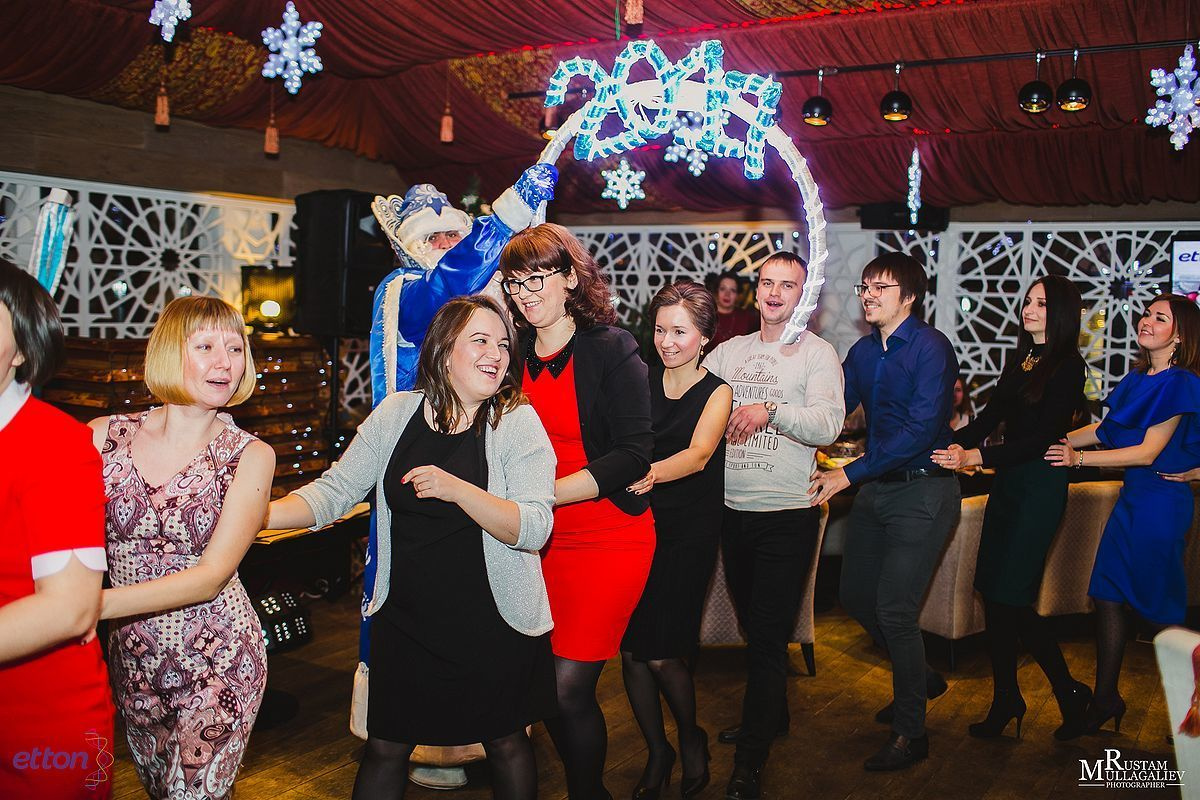 Профессиональный свадебный и семейный фотограф Муллагалиев Рустам, тел.: 89050383257 По мимо свадебной фотосъемки и никахов я так же фотографирую корпоративы, новогодние вечеринки, дни рождения, детские праздники. Занимаюсь так же фотосъемкой юбилеев, мероприятий на открытом воздухе от крупных компаний. Открытие магазинов, торговых центров. 