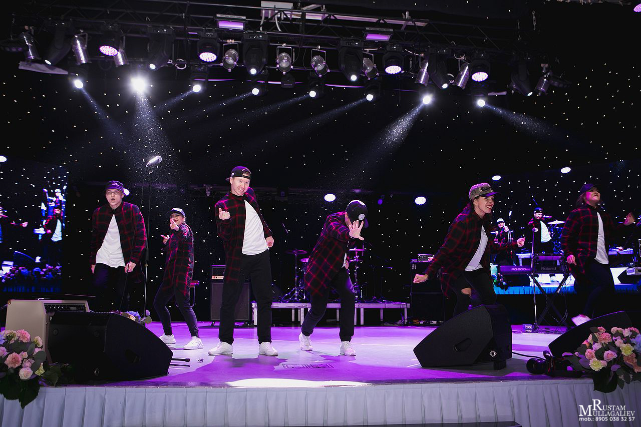 Профессиональный свадебный и семейный фотограф Муллагалиев Рустам, тел.: 89050383257 По мимо свадебной фотосъемки и никахов я так же фотографирую корпоративы, новогодние вечеринки, дни рождения, детские праздники. Занимаюсь так же фотосъемкой юбилеев, мероприятий на открытом воздухе от крупных компаний. Открытие магазинов, торговых центров. 