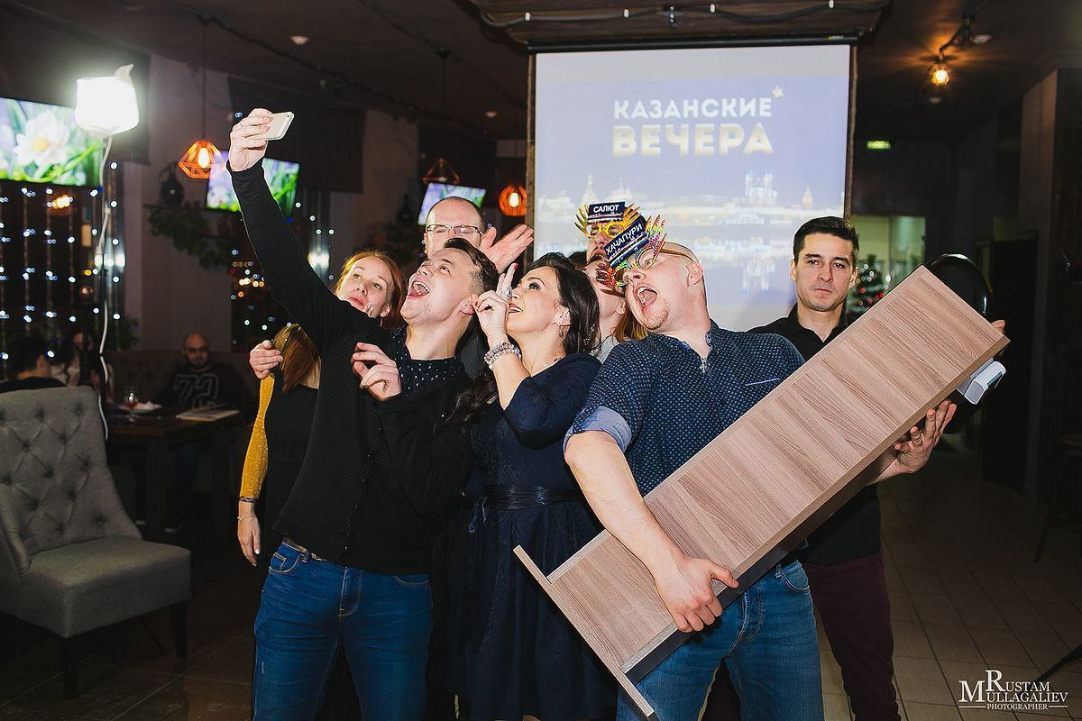 Профессиональный свадебный и семейный фотограф Муллагалиев Рустам, тел.: 89050383257 По мимо свадебной фотосъемки и никахов я так же фотографирую корпоративы, новогодние вечеринки, дни рождения, детские праздники. Занимаюсь так же фотосъемкой юбилеев, мероприятий на открытом воздухе от крупных компаний. Открытие магазинов, торговых центров. 